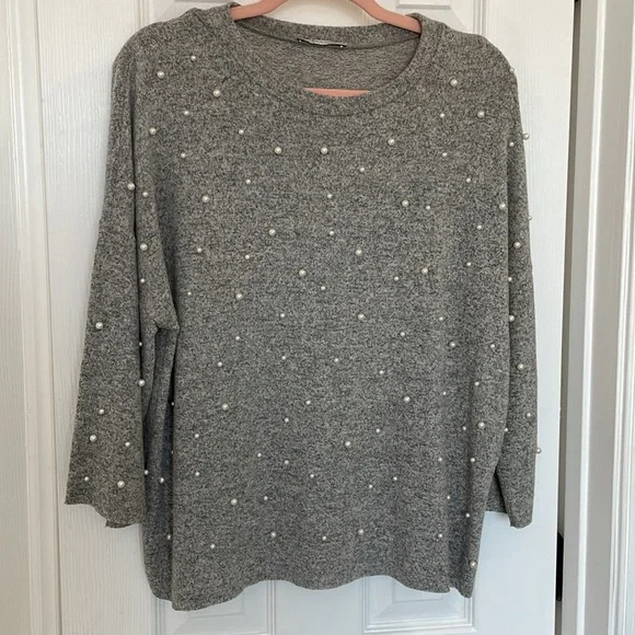 ZARA GRAY 3/4 SLEEVE SWEATER TOP RAW HEM WITH FAUX PEARL BEADS SIZE MEDIUM - Picture 4 of 8
